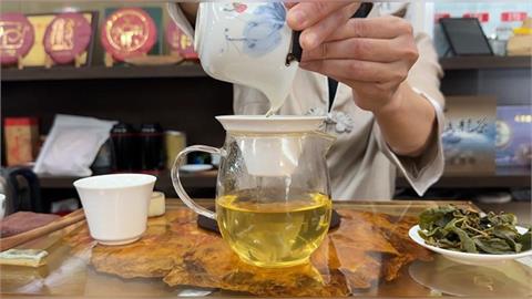 茶包標籤紙竟然有隱藏功能?簡單1招固定杯緣不滑落…網友驚:長知識了