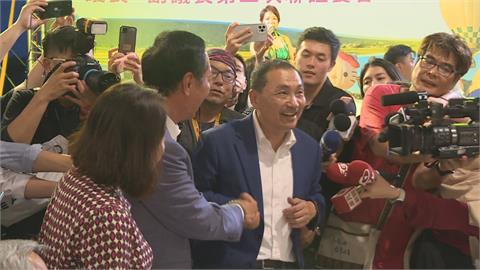 517徵召後再相見！郭侯互動尷尬　侯友宜熱情破冰、郭台銘微笑回應