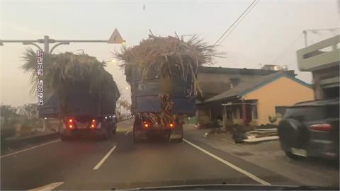 誇張！貨車載運白甘蔗塞爆貨斗　警方要出手了