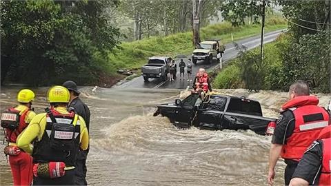 澳洲布里斯本北部暴雨成災　記者、民眾下水救受困司機