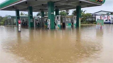 新北萬里時雨量破百！　加油站「淹成孤島」　8校預防性撤離