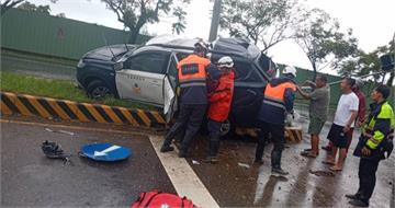 花蓮警車颱風天載通緝犯歸案竟撞分隔島　犯嫌命危、2警重傷恐截肢