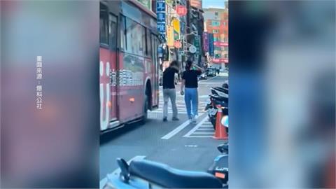 桃園驚險意外！　走馬路邊緣竟遭公車後照鏡「巴頭」