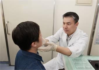 鼾聲大、睡不飽5症狀恐呼吸中止症！   「肥舌根」最常惹禍