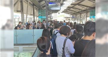 桃捷一早「列車故障」乘客全被請下車　通勤族超傻眼：等2班都上不去