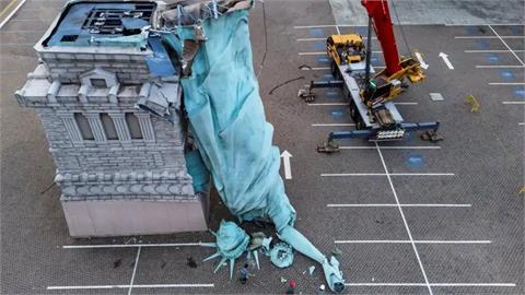 快新聞/轟然倒塌!巴西「自由女神複製像」不堪強風摧折 網笑:反映現實?