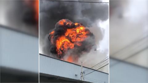神岡鐵皮工廠大火有「凶器」勿圍觀　鐵蓋噴飛百米外、油桶蓋炸飛四散