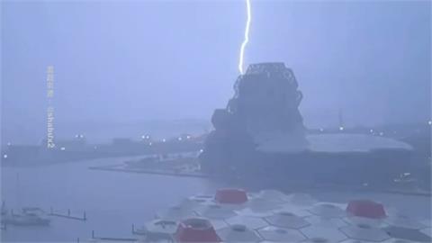 南部深夜閃電不斷！　民眾嚇壞：宛如巨人降臨