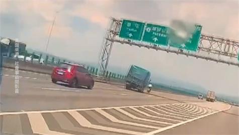 國道驚魂！七旬翁騎車誤闖國道還鬼切　貨車急閃避險翻覆