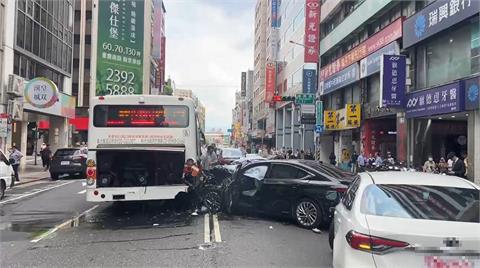 獨家／北市重慶南路轎車暴衝狂撞6車8人受傷　也是「78歲」