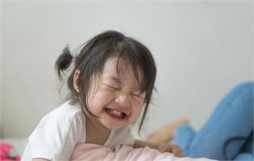 2歲童「臉紅脖子粗」竟卡住發育！   家長當心一行為