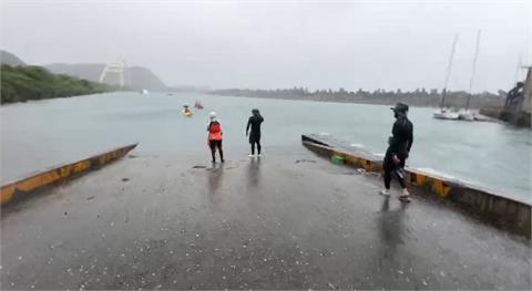 快新聞／海大訓練獨木舟突大雨來襲！　「逾20人一度落海」海巡人員等急救援