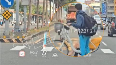 阿北「徒手撐地過馬路」差10秒衝出車流！國三生「轉頭肉身擋」暖心片曝