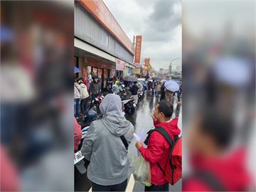 快新聞／怒火燃起！民眾連署罷免洪孟楷　「人潮洶湧」畫面驚呆網