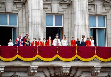 快新聞／英王查爾斯三世等人現身白金漢宮致意　未見哈利王子
