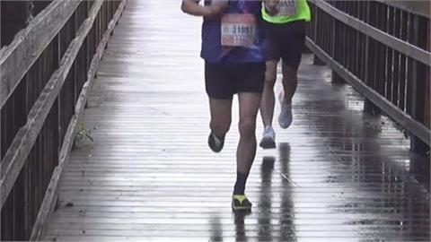 一名家長近日被爆出，私下替就讀國小三年級的女兒報名馬拉松賽事，並要求孩子完成全程42.195公里，事後還在社群平台分享「成果」，卻意外掀起輿論風暴。示意圖非關本新聞事件。（圖／民視資料照）