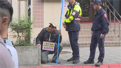 快新聞／政治獻金案柯文哲到庭！男子再拿「阿北騙錢」旗幟畫面曝