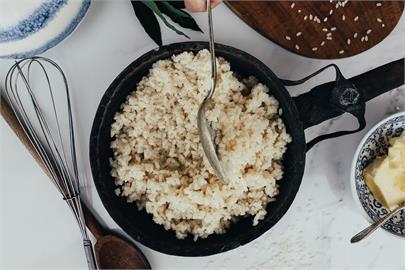 糙米熱量比白米少？營養師1張圖曝驚人真相：關鍵是「GI值」！