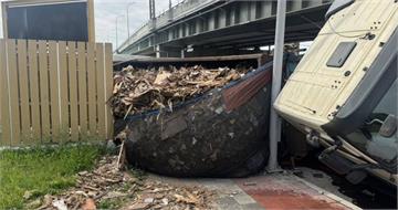 五股聯結車轉彎失控「整台翻肚」　廢土狂瀉人行道畫面曝光