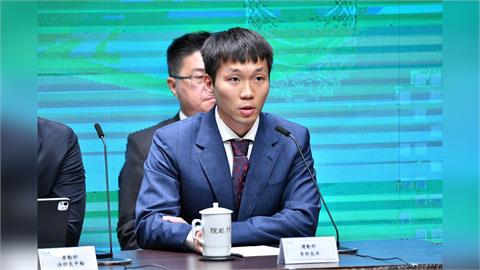 快新聞／蠻亢奮！李洋首度列席政院記者會　「這樣看」體育班存廢