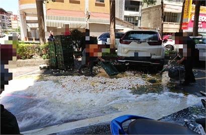 苗栗蛋車被撞翻萬顆雞蛋破裂　蛋液流滿地！熱燙柏油路快將蛋煎熟