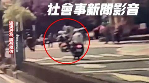 小黃鬼切！　北市路口機車、路人「保齡球式」被掃倒