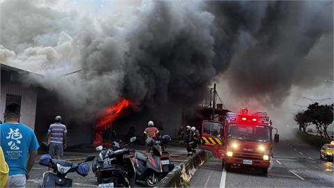 快新聞／上班注意！淡水工廠爆發惡火「黑煙滾滾沖天」　駭人畫面曝光