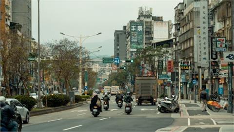 賓士車「停路邊格內」竟收1罰單！他怒轟「警察亂開單」網傻眼：矯枉過正