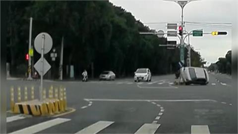 彰化嬤開車載兒孫撞消防栓側翻 雲林女轉彎撞行人庇護島翻車「自行脫困」