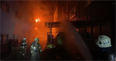 快新聞／台南回收廠暗夜惡火　警消22車42人到場灌救