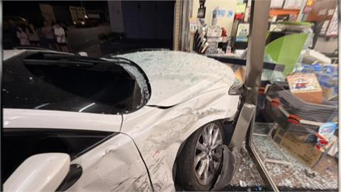 沒減速? 蘆洲無號誌路口兩車擦撞 一車直衝撞進超商