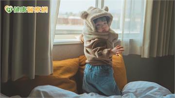 孩子手腳冰冷先別著急添衣！醫教「摸2部位」判斷更準　這情況剛好夠暖