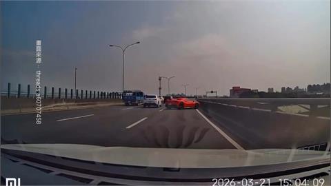 頭搖又尾擺!台74線超跑狂飆失控 自撞護欄甩尾180度