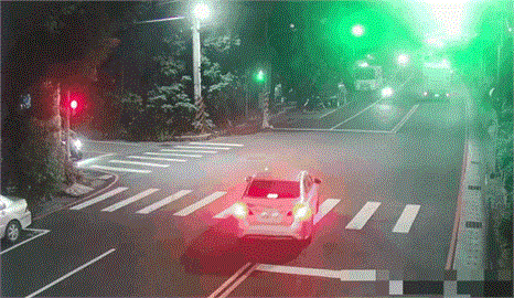 最新／新北五股驚悚車禍！左轉車撞直行機車　騎士噴飛影像曝光