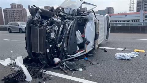 快新聞／國道救護車翻覆意外！　小貨車爆胎停靠路肩遭撞