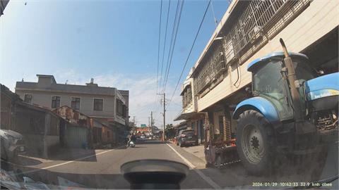 騎車「端筆電」邊騎邊看　嘉義婦人載小孩行徑誇張