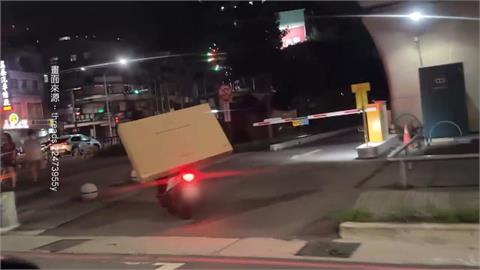 騎車揹電視趴趴走? 網友目擊:看到勇者了