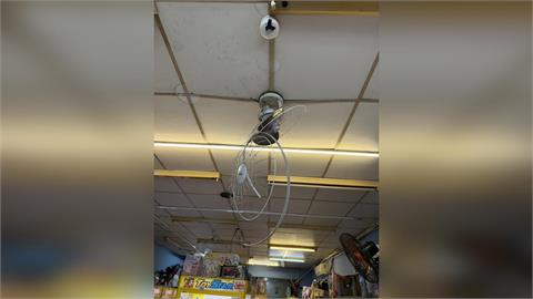 心情不好就作亂？　男闖夾娃娃機店「揮刀瘋砍」　監視器、電風扇、三角錐全遭殃