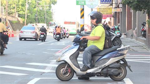 保持安全車距！　兩段式左轉　交通部短片提醒高齡機車族