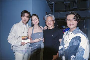 告五人登世壯運開幕表演　合照黃仁勳「超驚喜！」