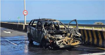 濱海公路一早連撞+火燒車！　駕駛下車察看愛車慘被燒成骨架