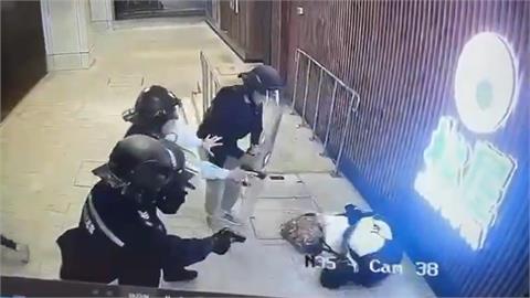 驚悚畫面曝！香港狂男當街揮舞牛肉刀　警「開2槍」制伏