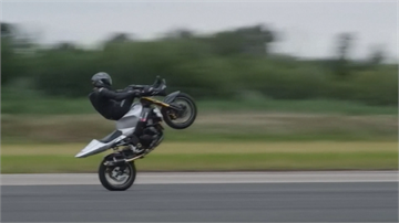 特技摩托車「翹孤輪」飆176公里 英國騎士創世界紀錄！