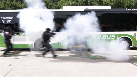 北市公車聯合反恐演練　霹靂小組到場丟鎮暴彈