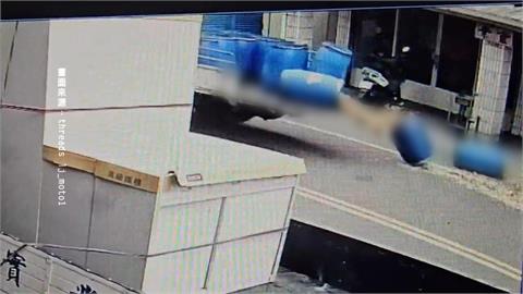 臭氣沖天！宜蘭廚餘車後車斗沒關好　「廚餘灑地」整街淪陷　居民全崩潰