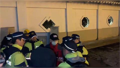 快新聞／自由廣場有煙霧！男子朝西藏抗暴67週年燭光晚會丟鞭炮　下場曝光