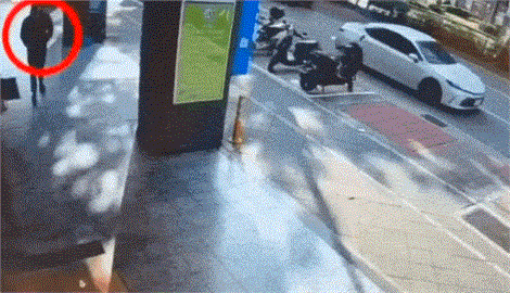 狂轟醫美診所4槍釀3傷！狡詐槍手3次變裝、鑽小巷　逃逸身影曝光