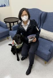 北榮治療犬「歐巴」將退休　小英自備牛肉乾探視慰勞