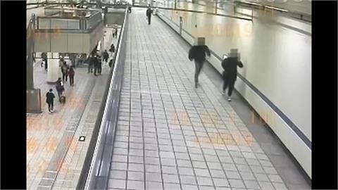滑手機女子撞到人被「壁咚」　捷運低頭族NG糾紛一籮筐