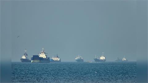 美軍驅逐艦才通過！荷姆茲海峽驚傳「南韓貨船」爆炸起火
